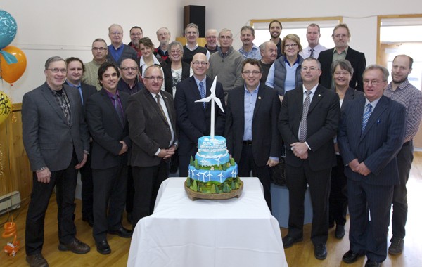 Dévoilement du gâteau 1er anniversaire en compagnie des membres du conseil d’administration de Parc éolien communautaire Viger-Denonville S.E.C., des maires de la MRC de Rivière-du-Loup, du directeur général de la MRC et du ministre Jean D’Amour.